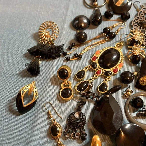 Black single earring lot, vintage to now, 55+ pieces - Picture 4 of 12